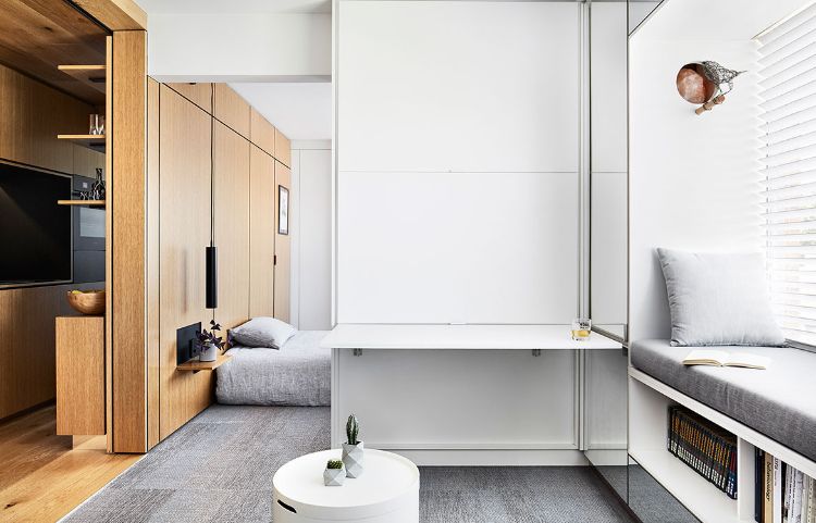 mikro-platt inredning minimalistisk design vitt vardagsrum sittgrupp sängkuddar persienner