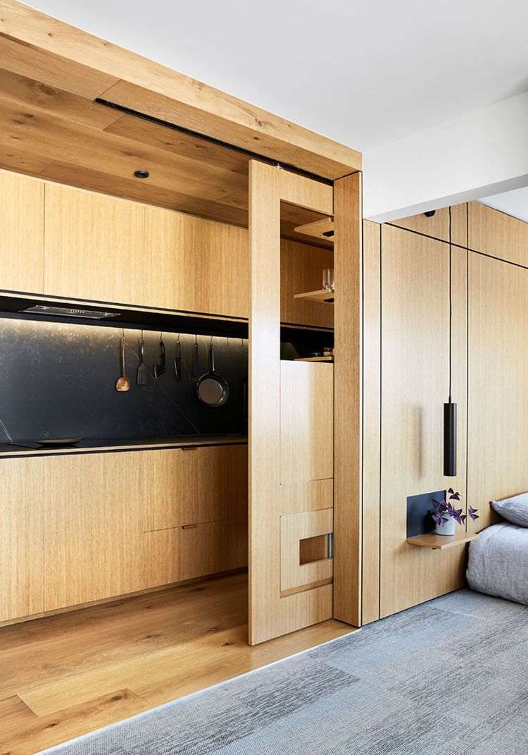 mikro lägenhet inredning minimalistisk design 70 -tals stil träpanel kök bak vägg redskap skjutdörr vinylgolv