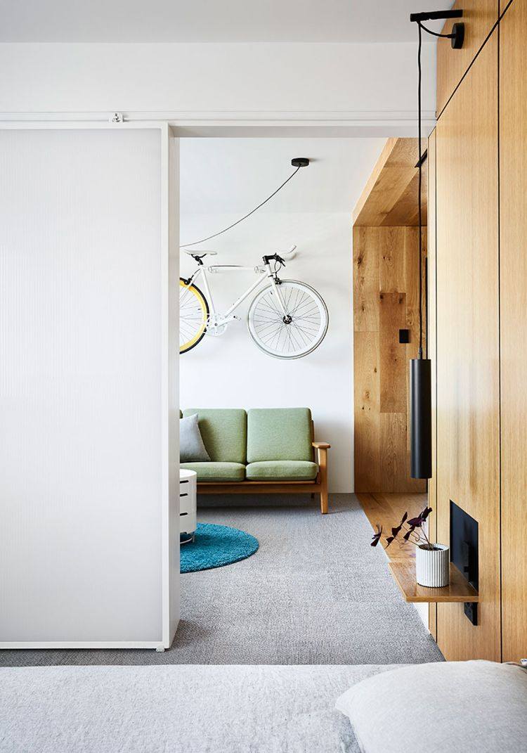 mikro lägenhet inredning minimalistisk design 70 -tals stil träpanel cykel hängande retro soffa hängande lampa växt