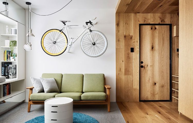 mikro lägenhet möbler minimalistisk design 70 -tals stil träpanel cykel hängande retro soffa runt bordsmatta