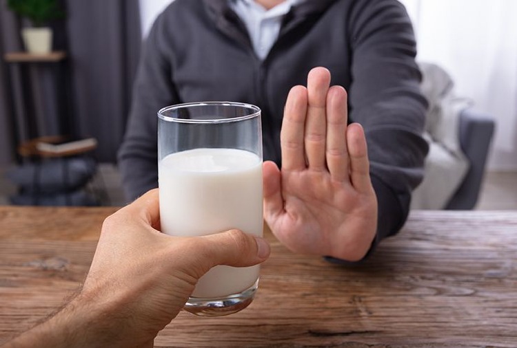 mannen avsäger sig ett glas mjölk mejeriprodukter ohälsosamt