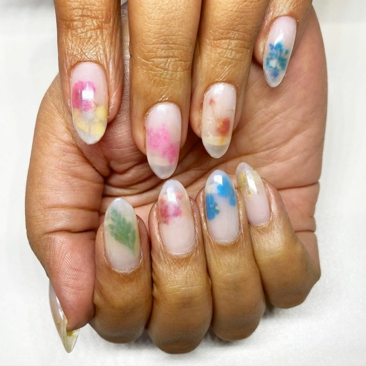 Mandelformade naglar Nail Design Idéer med blommor mjölk bad naglar trend