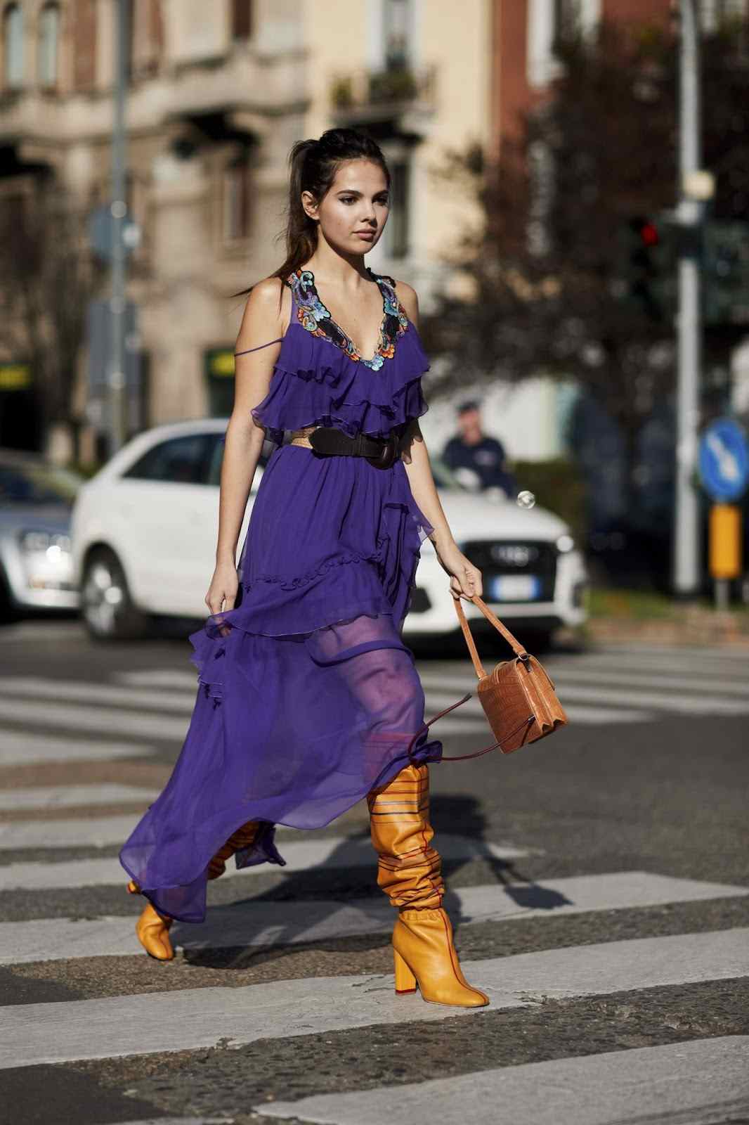 Klänning med läderstövlar kombinerar modetrender hösten 2019