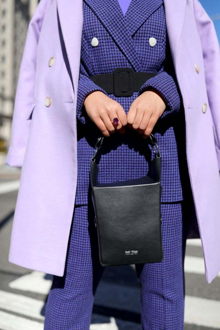 Violet kombinerar modetrender med blazeroutfitidéer för kvinnor