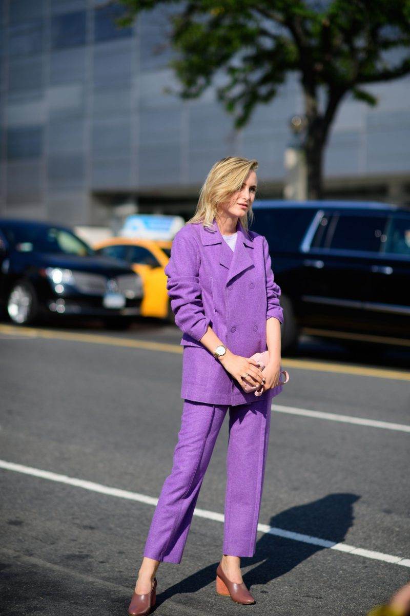 Violett kostymidé för arbete som kombinerar överdimensionerade blazers
