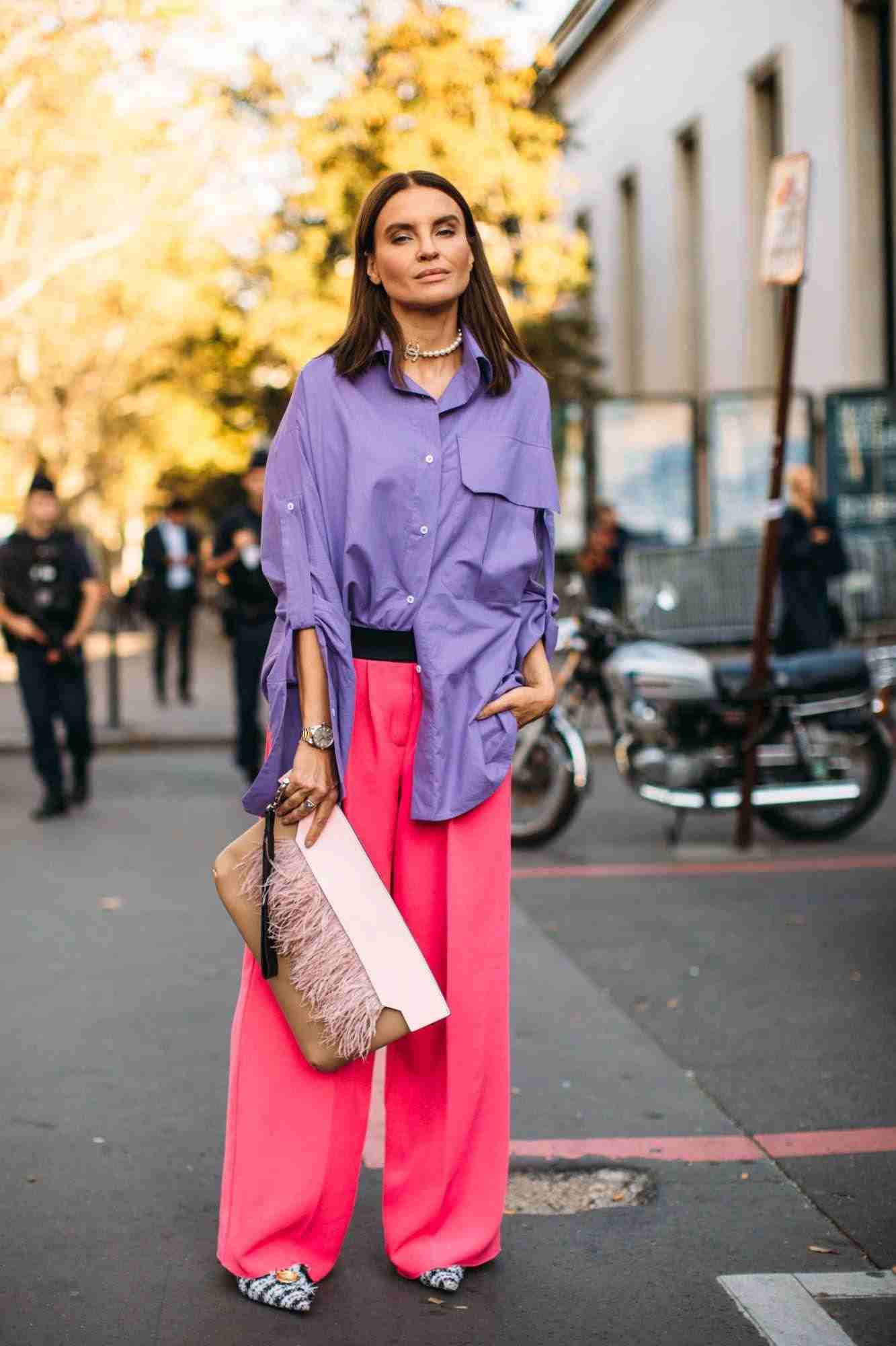 Millenial lila trendfärg höstoutfitidéer för kvinnor kombinerar vida byxor