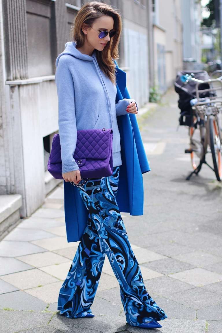 Violet handväska kombinerar blå byxor outfit idéer