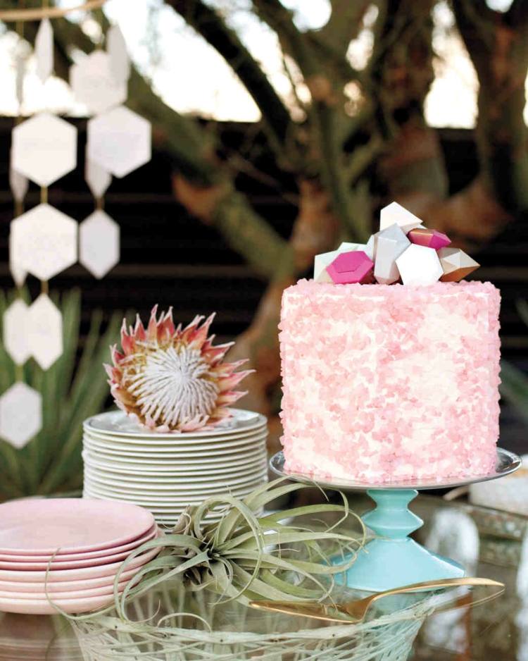 elegant bröllopstårta vit rosa tårtställning utomhus bröllop