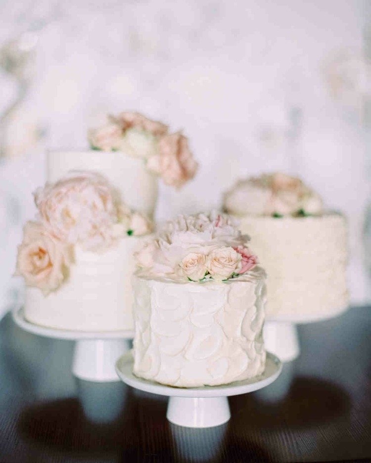 små bröllopstårtor tårtplattor grädde blommig prydnad