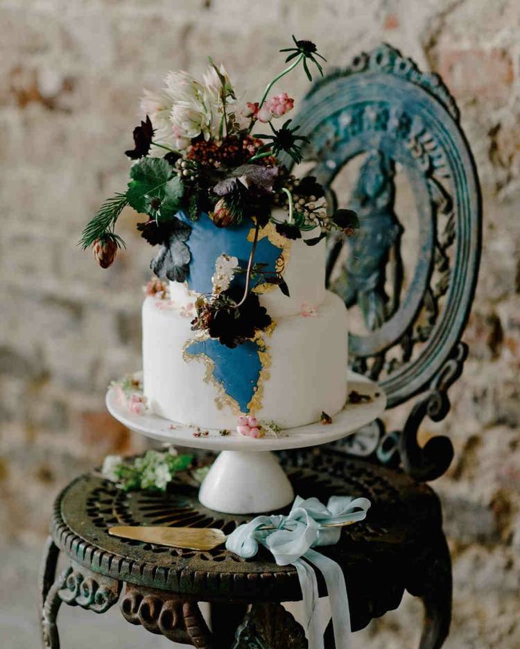 liten bröllopstårta två lager blommor mönstrad tårtplatta