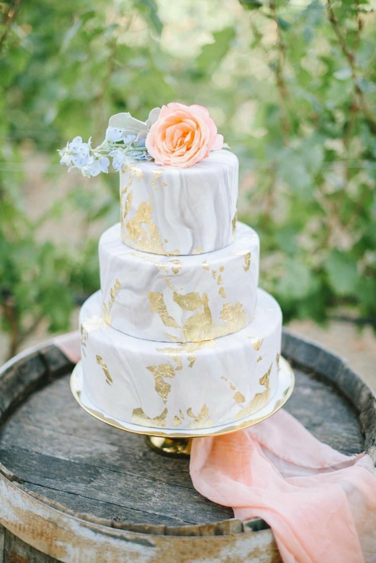 marmor mini bröllopstårta tårta blommor guld
