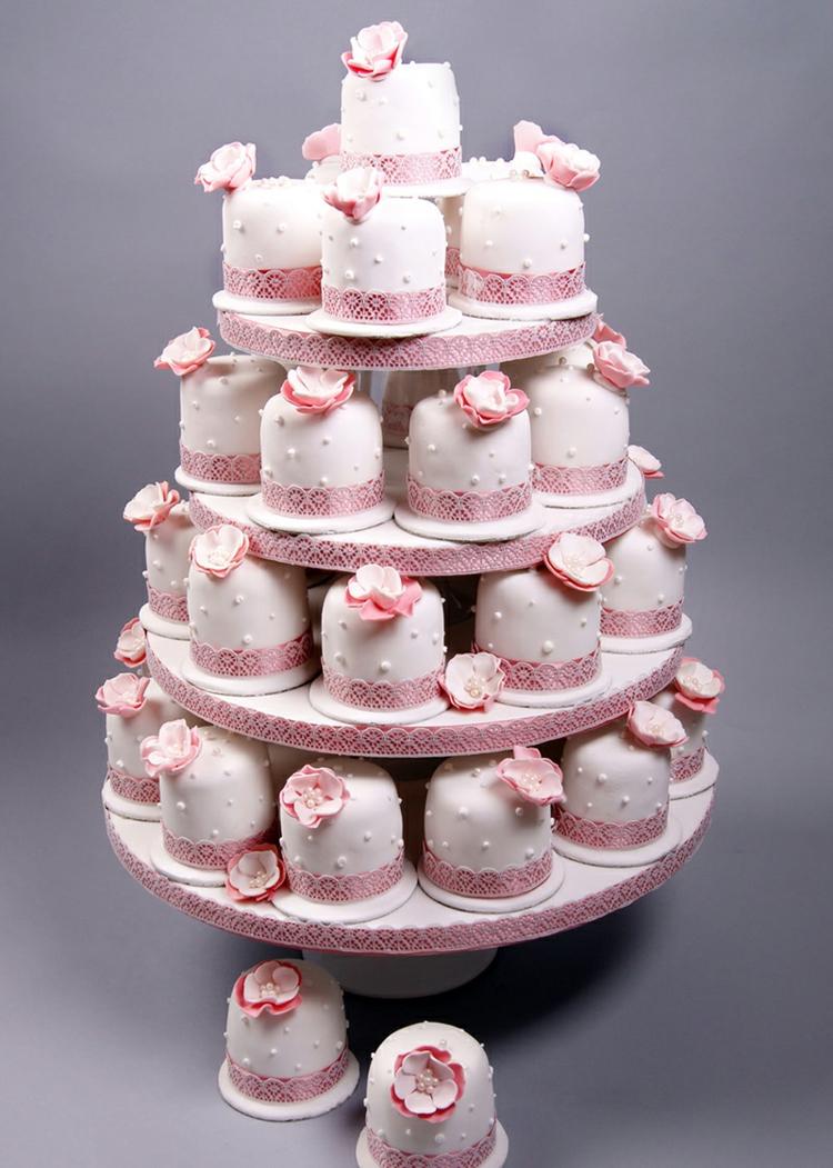 mini bröllopstårta cupcakes fondant pärlor blommor