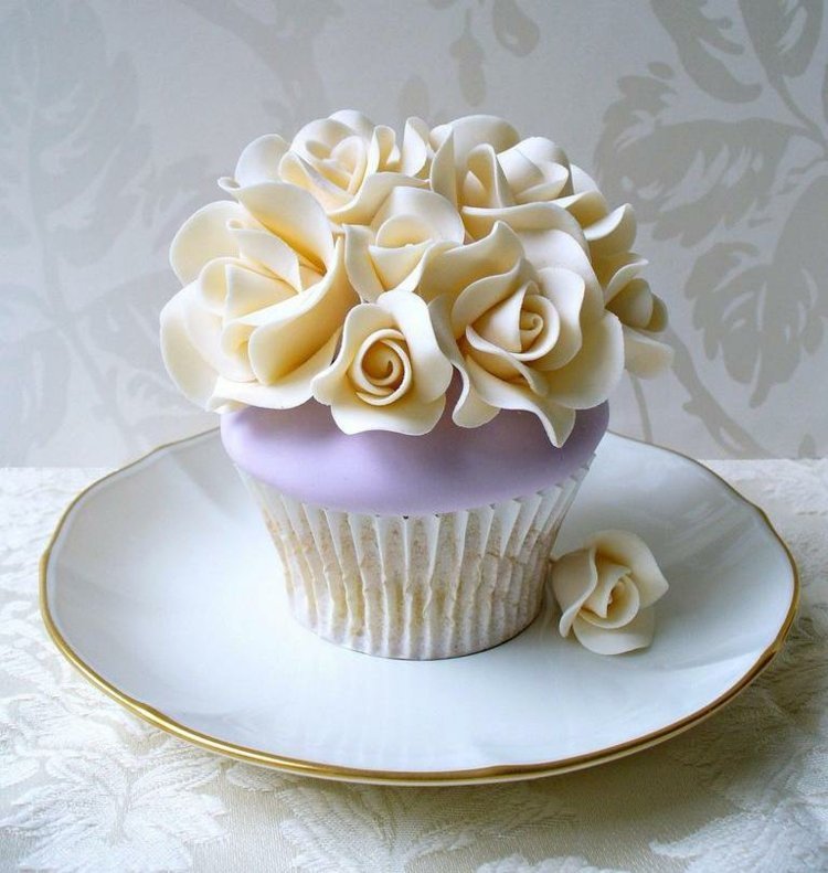 bröllopstårta cupcakes lila huva fondant rosor dekoration