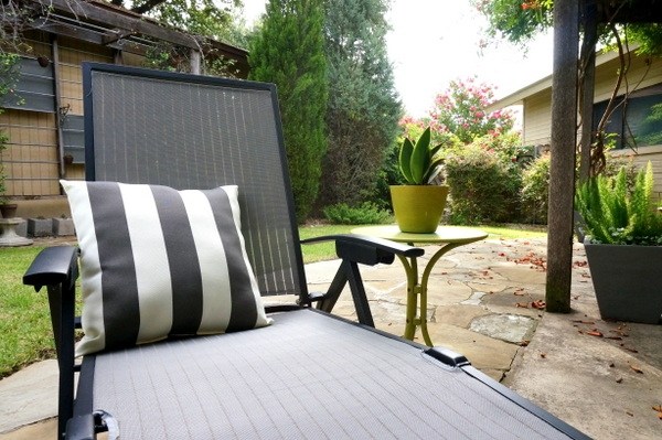 liten-lounge-trädgård-solstol-sida bord-kudde-moderna-ränder
