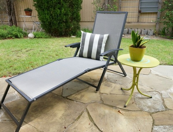 hopfällbar stol för att koppla av-under-solen-trädgården-idéer-för-lounge