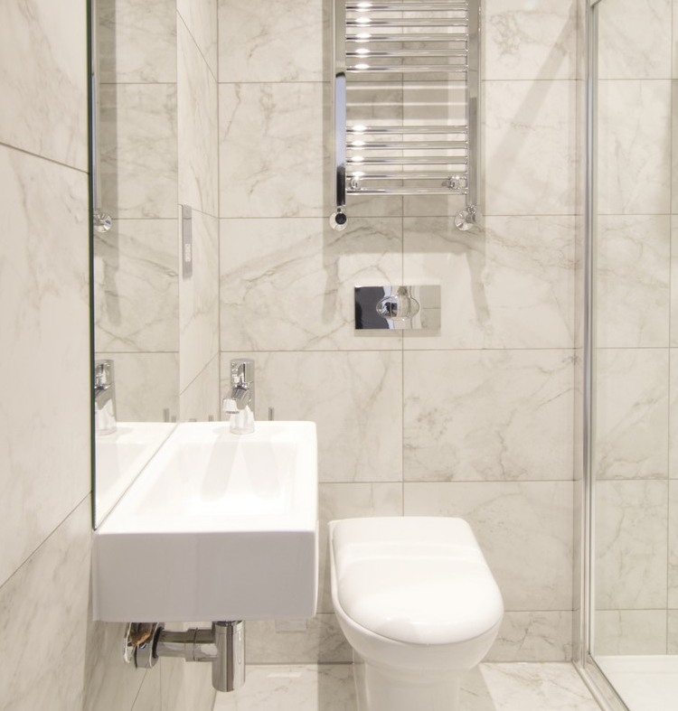 mini lägenhet badrum sanitära moderna duschkabin marmorplattor