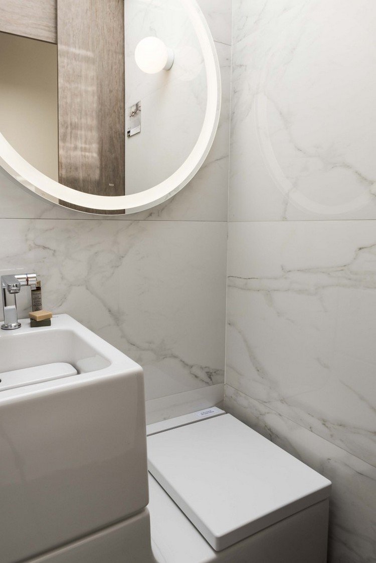 mini lägenhet koncept badrum marmor kakel spegel