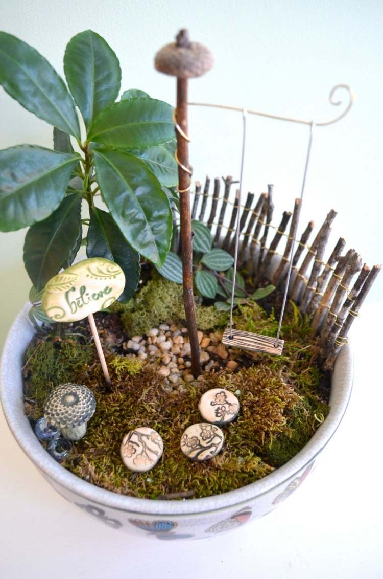 miniatyr-trädgård-mossa-planter-staket-sväng-växt