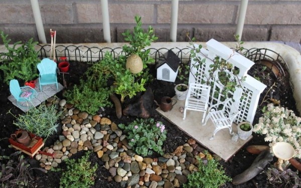 miniatyr trädgård utemöbler grusväg små växter