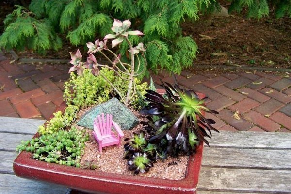 trädgård liten rosa stol plantering