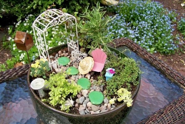 miniatyr trädgård pergola solstol dekorativa stenar