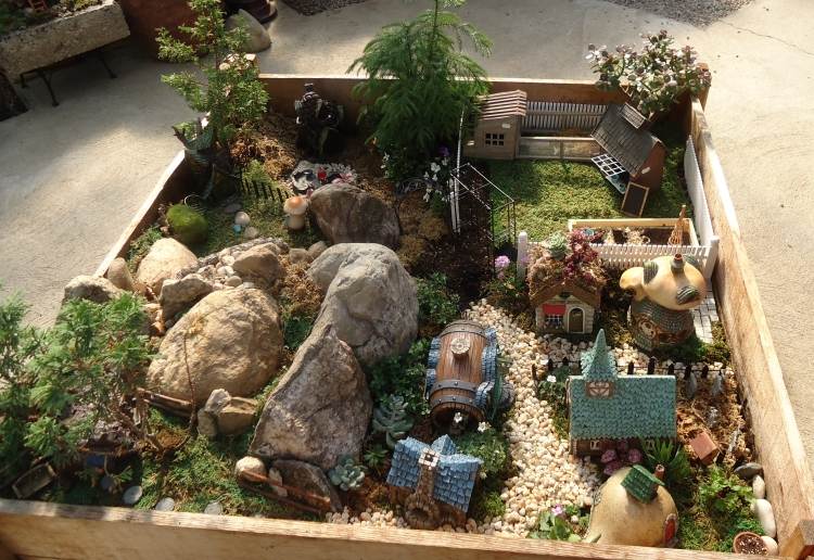 miniatyr-trädgård-äkta-ganuer-by-hus-stenar
