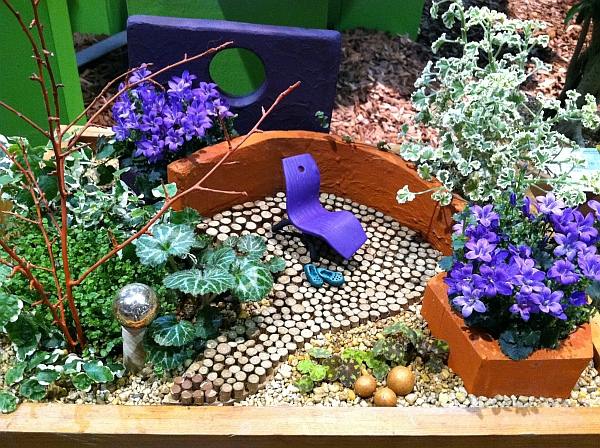 Miniatyrträdgårdar växter krukor färgglada park mini solstol