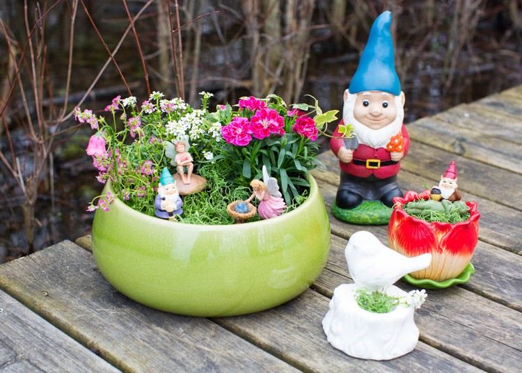 Skapa mini trädgård blommor-växter-figurer-dekoration