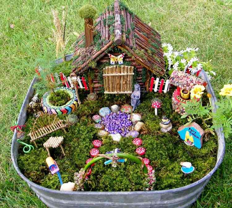 mini-trädgård-design-zink-badkar-mossa-miniatyr-möbler-fe-hus-pyssla