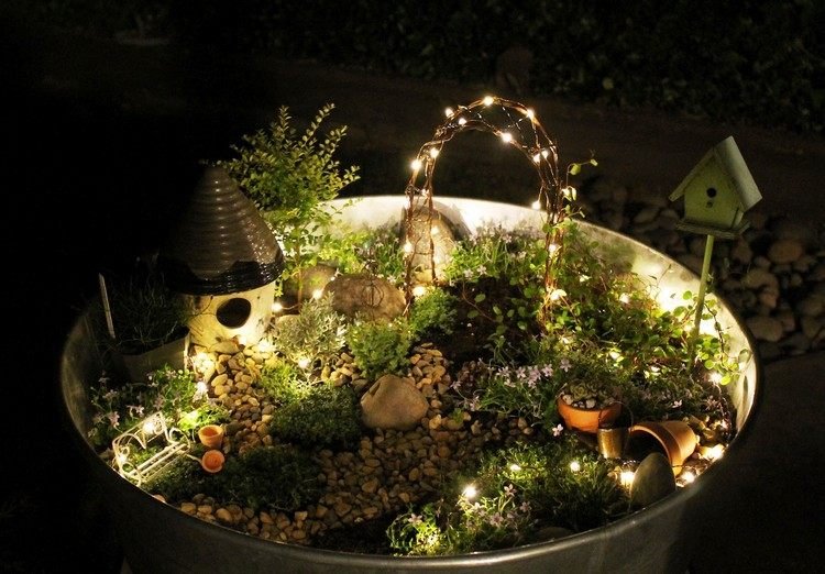 mini-trädgård-design-zink-badkar-fe trädgård-älva ljus-blomma båge