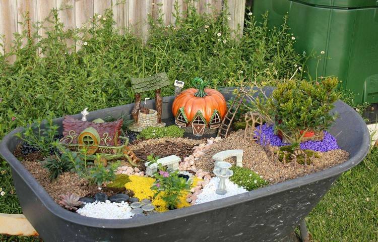 mini-trädgård-design-gammalt-badkar-miniatyr-trädgård-höst-dekoration