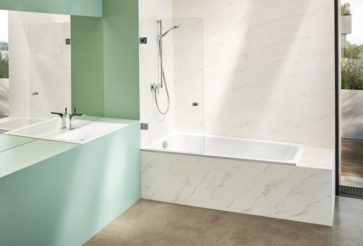 Gör badrummet minimalistiskt i vitt och mint oas av lugn utan kaos