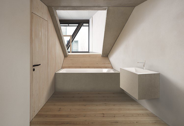 minimalistiskt badrum kombinerar betongutseende och trä