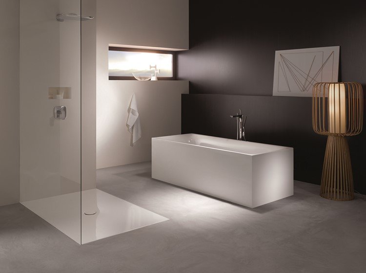 Minimalism i badrummet rektangulärt fristående badkar duschkabin med glasvägg inbyggt duschsystem