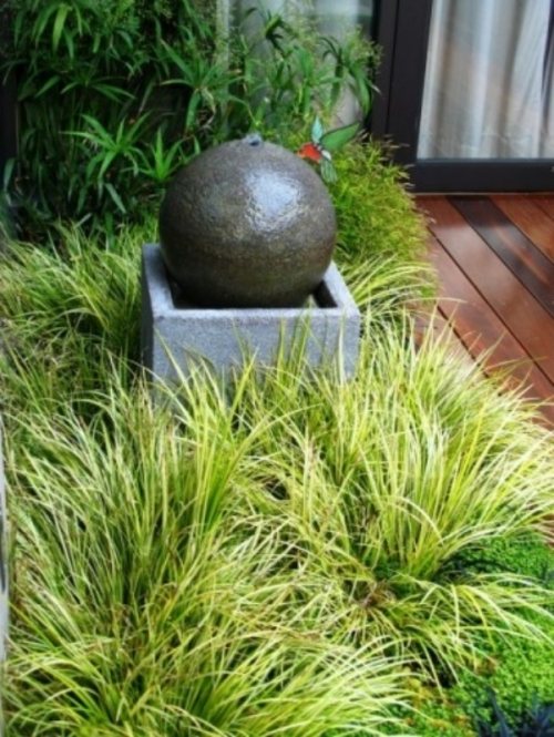 boll fontän minimalism i designer trädgård fontän