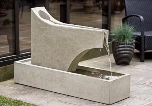 futuristiska former minimalism i designer trädgård fontän