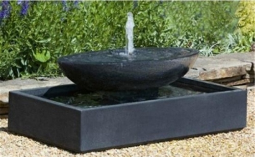 granitsten minimalism i designerträdgårdens fontän
