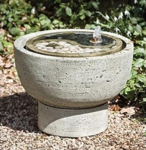 ing yang minimalism i designerträdgårdens fontän