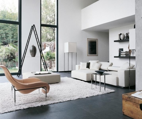 vardagsrum minimalistiskt vitt mörkgrått trägolv