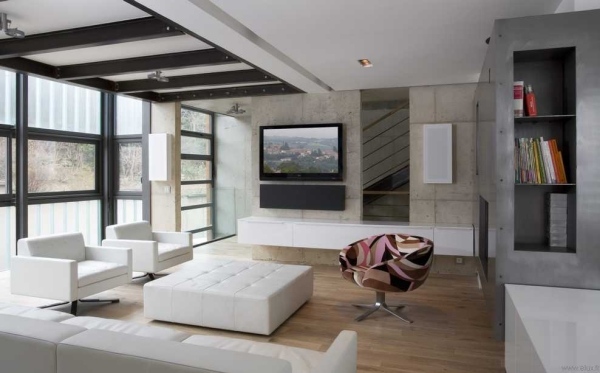 minimalism i vardagsrummet exponerade betong vita lädermöbler färgglada fåtöljer