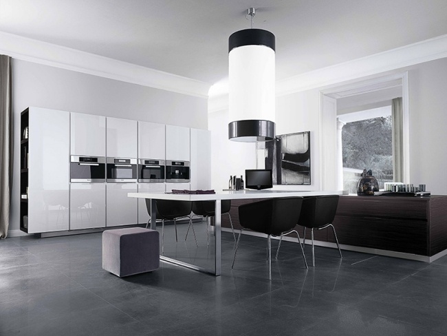 minimalistiskt kök högglansiga vita skåp svarta stolar