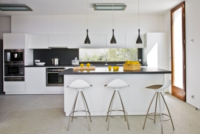 minimalistiskt kök vit svart taklampor kaklad spegel