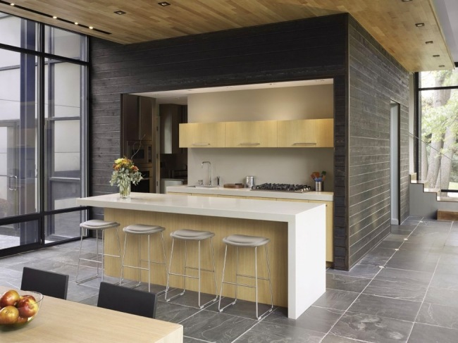 modernt kök vit bänkskiva träfronter barstol minimalistisk
