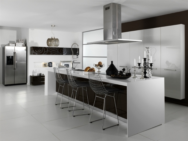 minimalistiskt kök högglansiga vita svarta fronter
