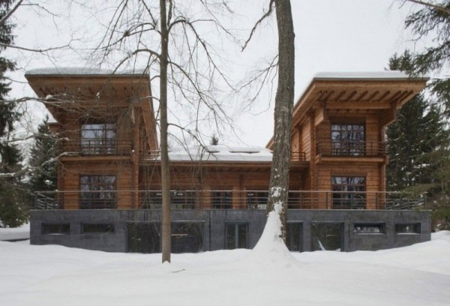 Symmetriskt hus platt tak modernt fribärande tak skog snölandskap