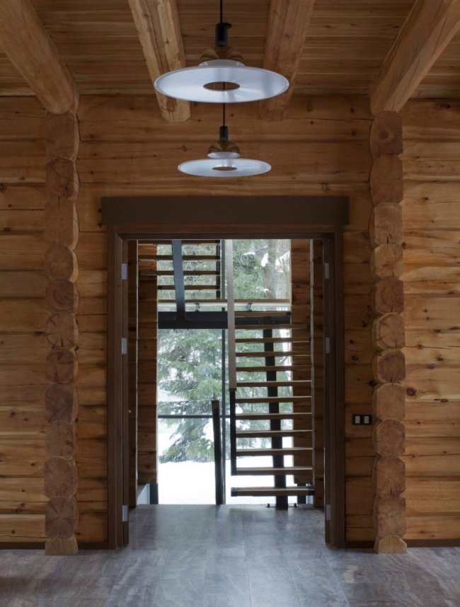 Rysk timmerstuga design inomhus glasinsats trapphus taklampor