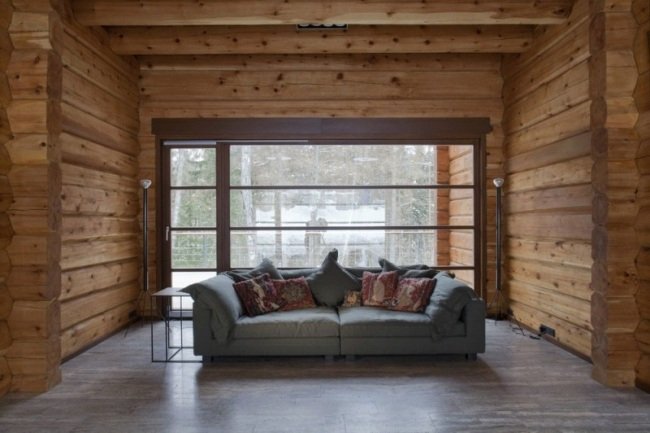 Interiördesign trähus timmerstuga-Ryssland grå-soffa kuddar trägolv