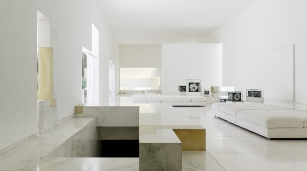 minimalism-i-vitt-vardagsrum-marmor