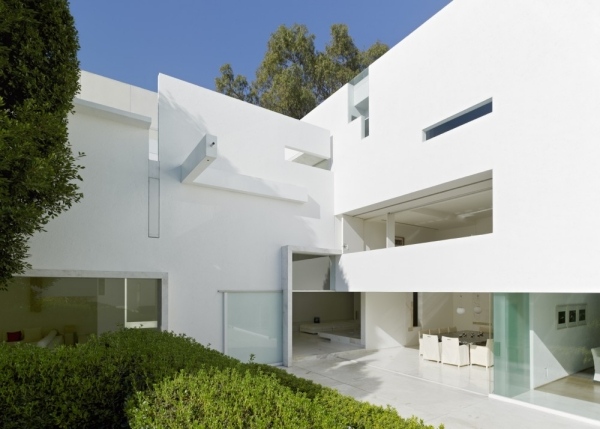 minimalism-i-vitt-modern-arkitektur-fasad