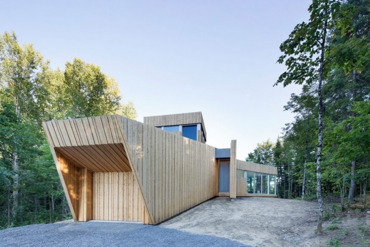 Minimalistiskt boende -natur-modernt-hus-fasad-trä-bakgård-platt tak